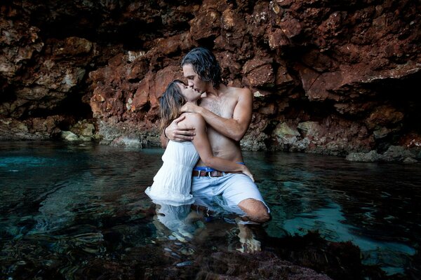 Couple d amoureux s embrasser dans l eau