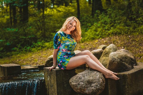 Foto di una ragazza gioiosa in natura