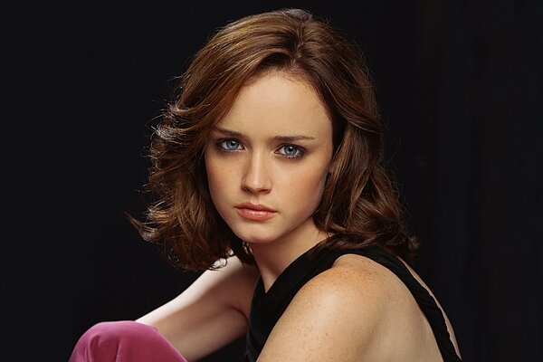 El rostro de la actriz Alexis Bledel en primer plano