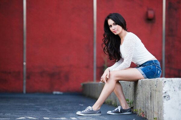 La ragazza in pantaloncini di jeans sembra molto fotogenica