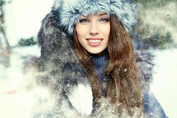 Fröhliches Winterporträt eines Mädchens