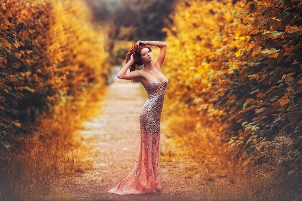 Die Idee eines Herbst-Fotoshootings in einem langen Kleid