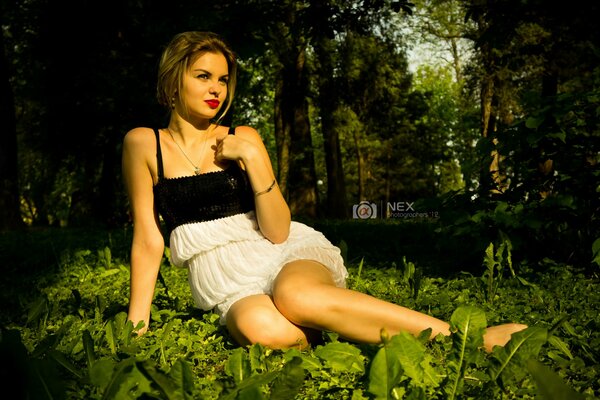 Dziewczyna w sukience na tle lasu