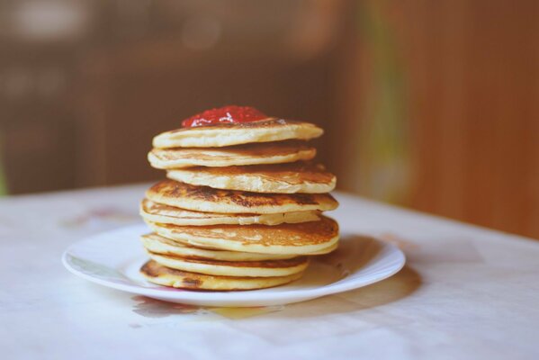 Plato con una montaña de buñuelos y mermelada