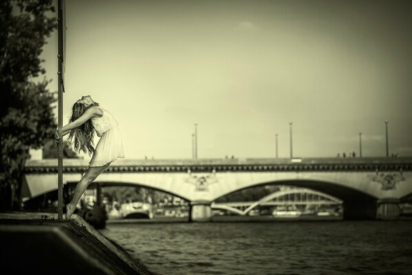Zdjęcie wdzięcznej dziewczyny na tle mostu