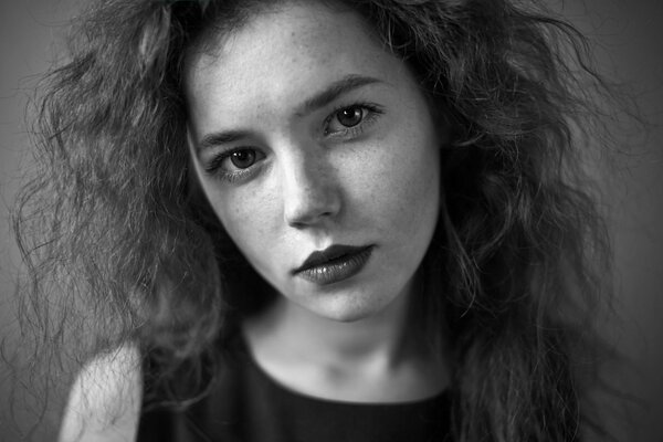 Black and white portrait shooting of a girl with freckles