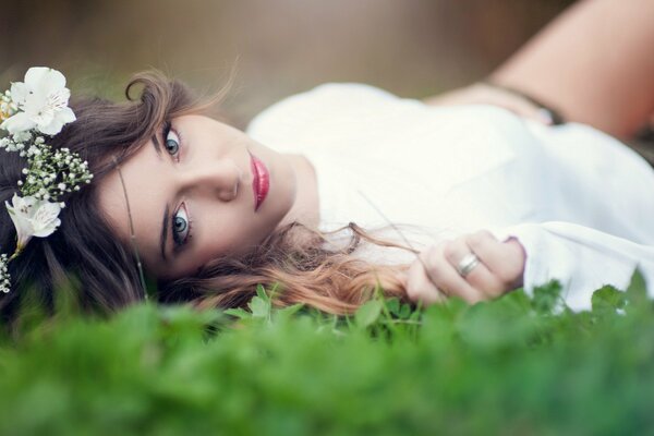 Fille sur l herbe. Brun. Robe blanche