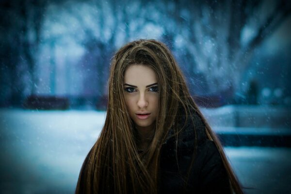 Hiver porter fille aux cheveux épais