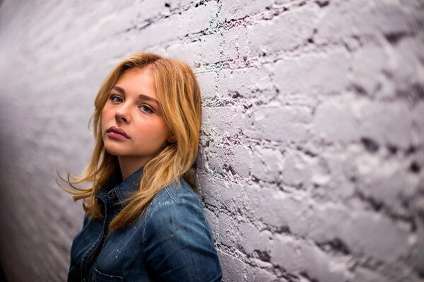 Chloe Moretz contro un muro bianco