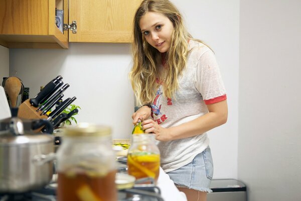 Elizabeth Olsen cooks in the kitchen