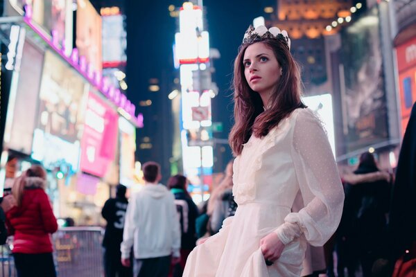 Le tournage d un modèle dans le style de la rue dans le centre-ville de New York