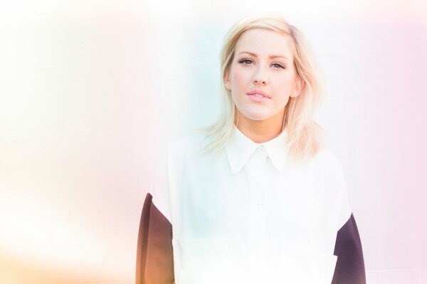 Ellie Goulding w białej koszulce