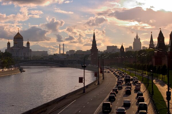 Москва река рядом с кремлем и Храмом Христа Спасителя