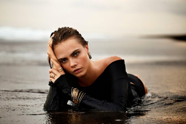 Sesión de fotos de cara delevingne junto al mar