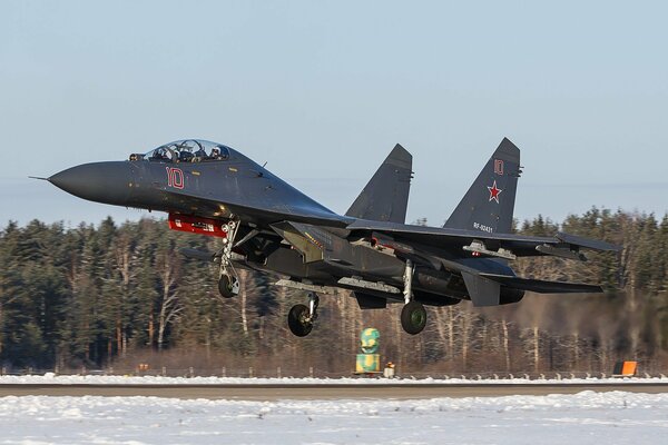 Jet su-35 súper maniobrable en invierno