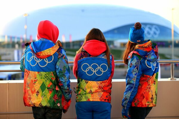 Bénévoles en vêtements avec le symbole des jeux olympiques de Sotchi 2014