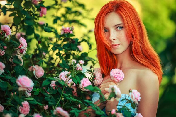 Retrato de una chica pelirroja en flores