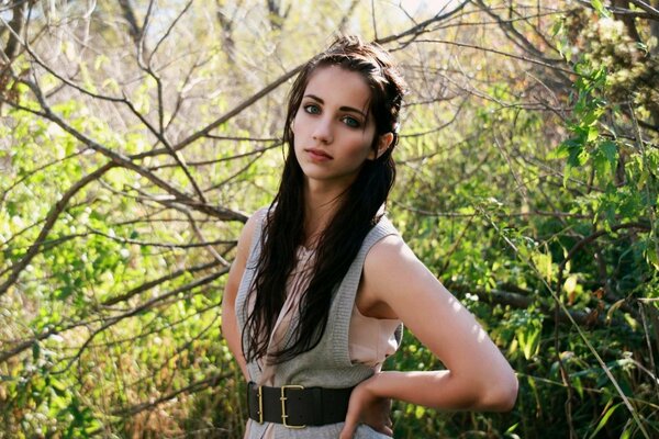 Chica en el bosque. Mirada morena