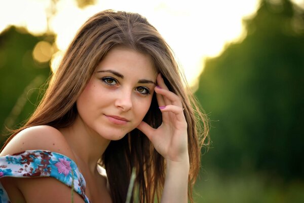 Chica de ojos marrones en el fondo de la naturaleza