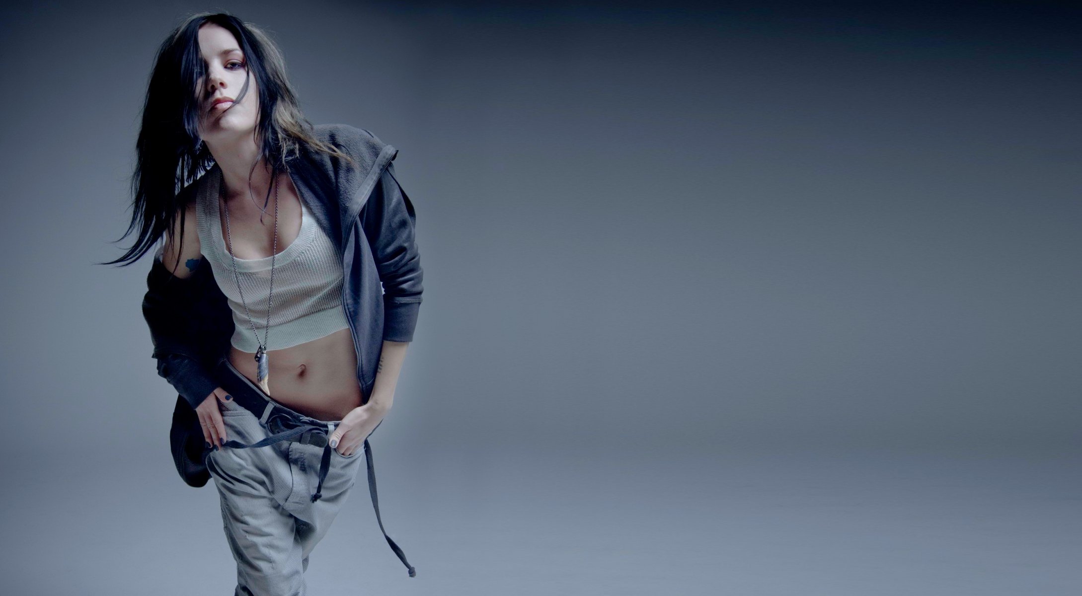 ♪ skylar grey holly brooke chanteuse américaine auteur-compositeur-interprète productrice de musique guitariste pianiste