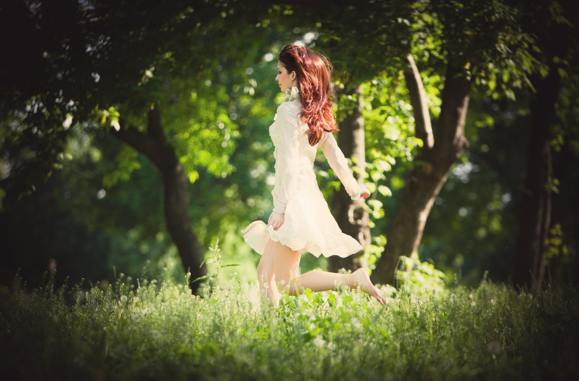 estado de ánimo chica mujer correr caminar vestido pelirroja hierba vegetación naturaleza desenfoque árbol árboles fondo fondo de pantalla pantalla ancha pantalla completa pantalla ancha