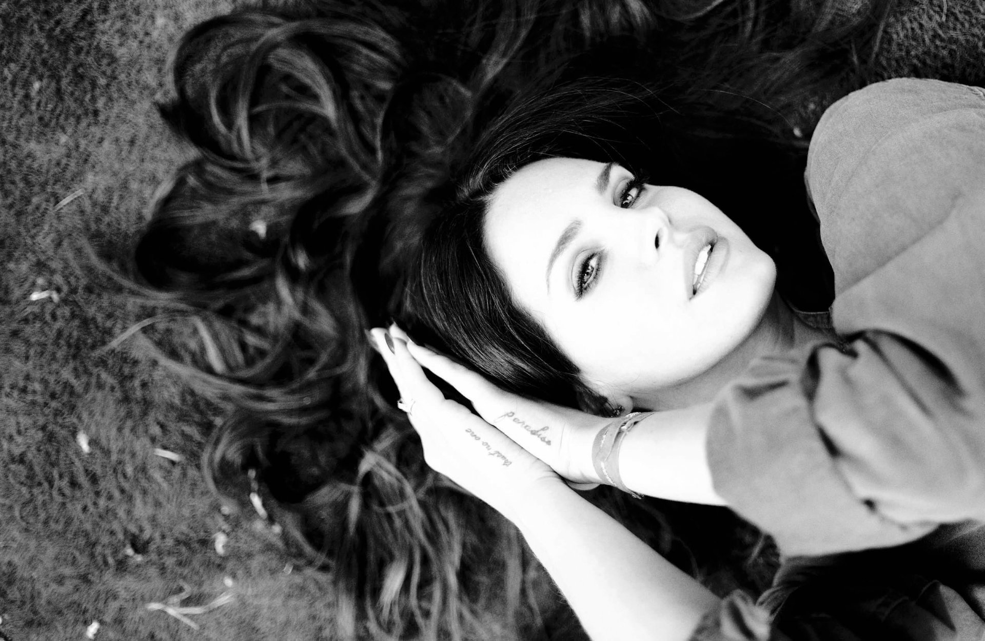 lana del rey elizabeth woolridge grant elizabeth woolridge grant ragazza cantante viso capelli mani bianco e nero