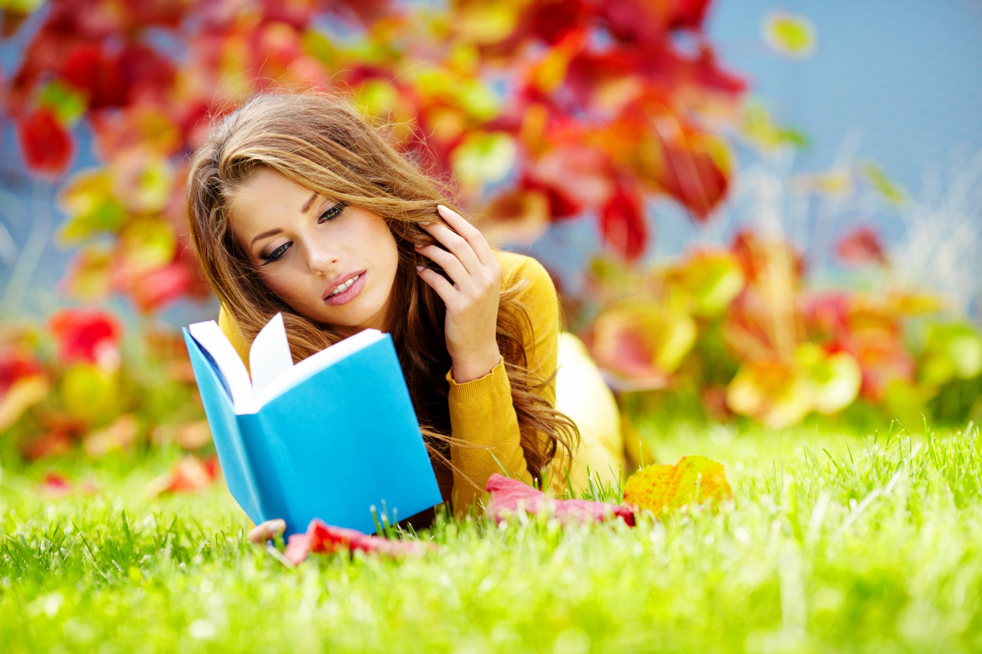 ragazza bruna libro parco erba foglie autunno