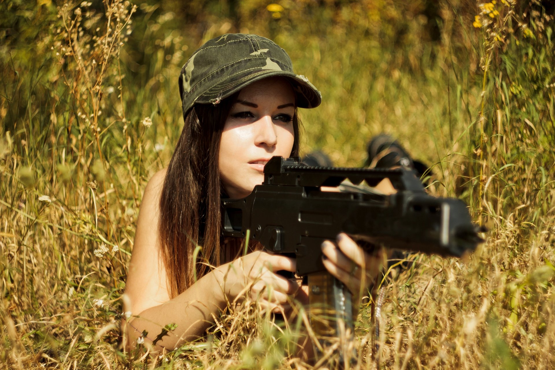 hierba chica cara pelo gorra arma asalto rifle automático heckler-koch hk g36 desenfoque