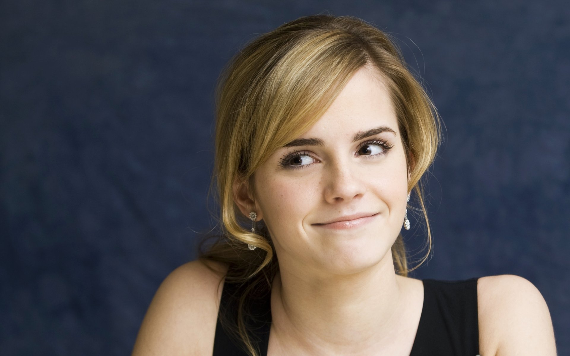 emma watson schauspielerin model lächelt lächeln geheimnisvoll blick schön schönheit blauer hintergrund