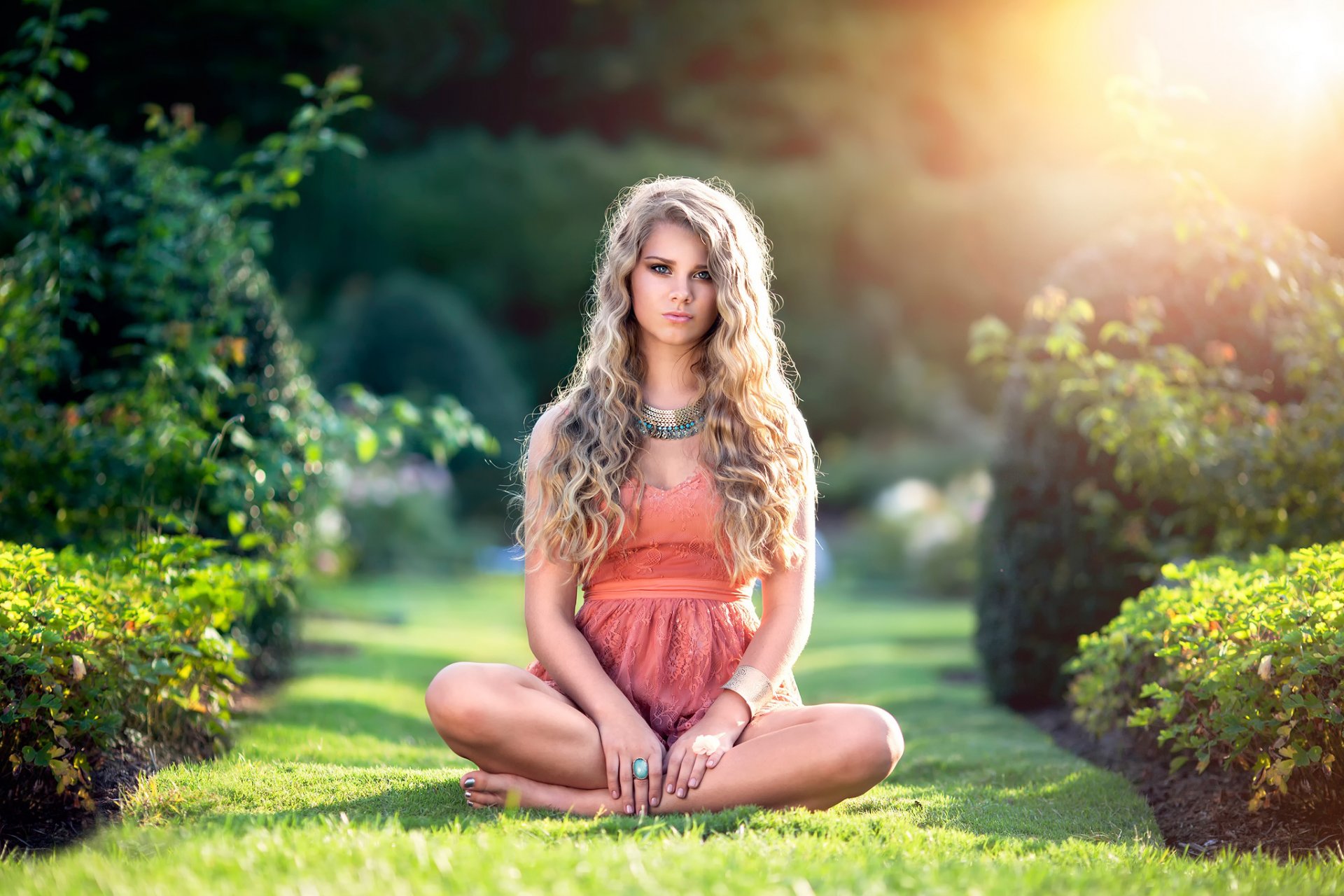 porträt blick locken mädchen schönheit kleid sommer sonnenlicht gras schönheit