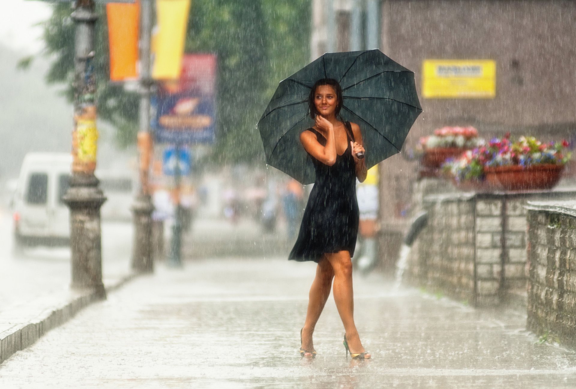 pluie ville rue humeur fille sourire photo mise au point beauté brunette pieds pieds marche parapluie chaussures robe humeur fond d écran hd