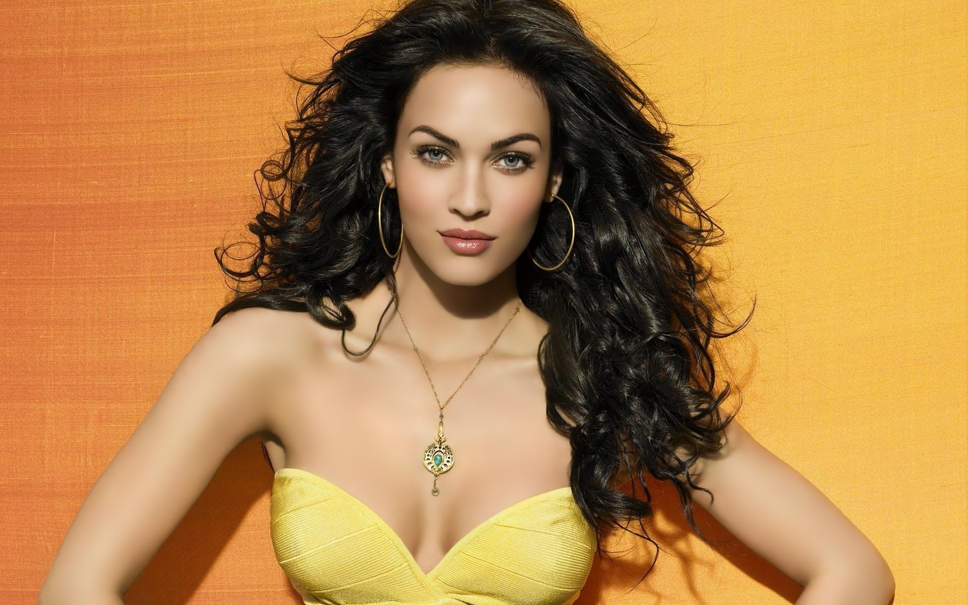 megan fox fille modèle actrice visage regard cheveux boucles pendentif bijoux boucles d oreilles fond