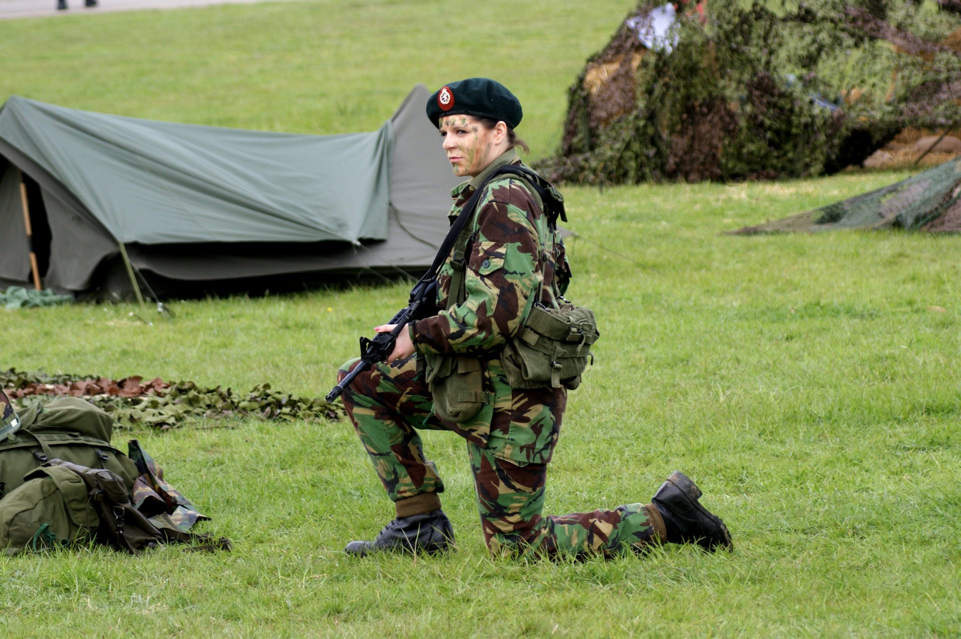fille soldat uniforme arme équipement herbe tente camp