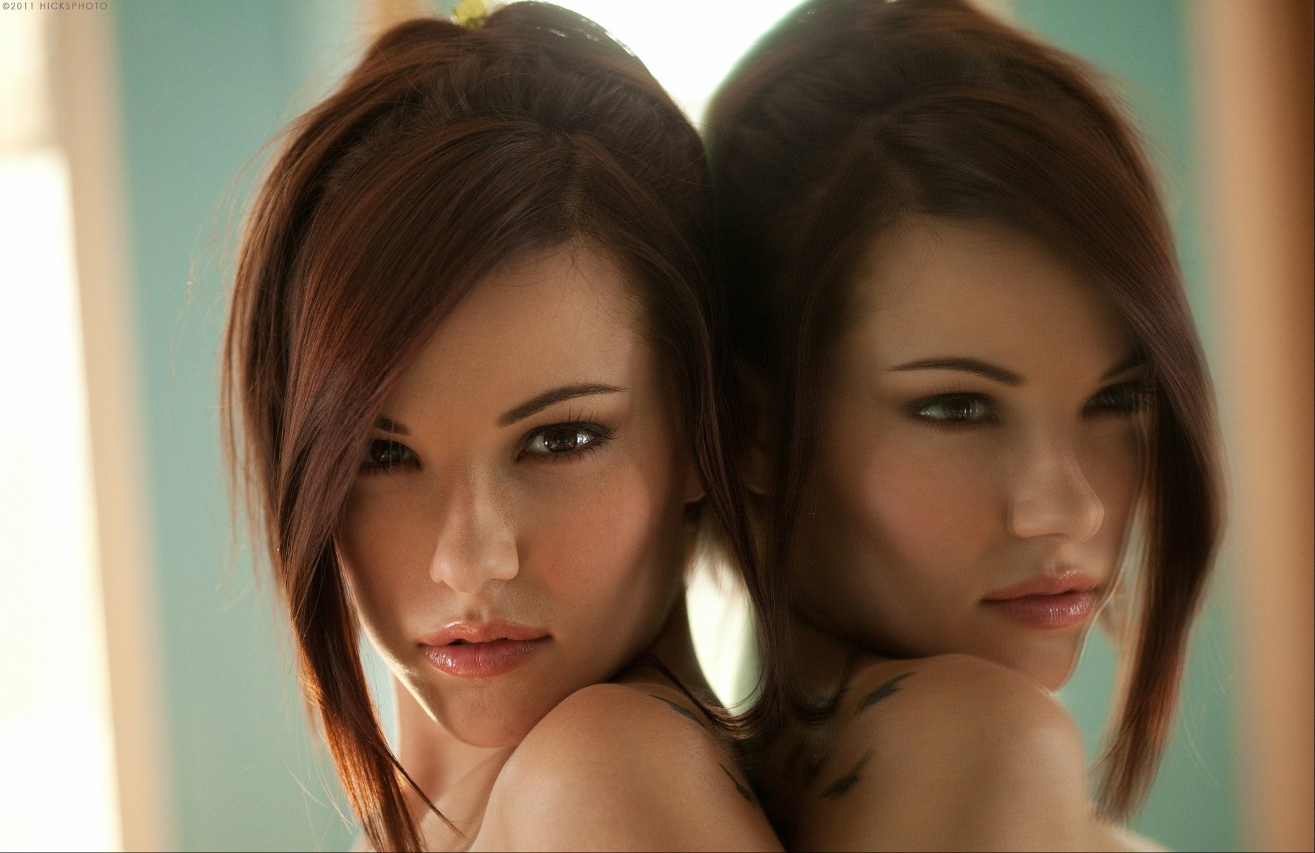 elizabeth marks brunetka twarz oczy spojrzenie kochanie tatuaż lustro dziewczyna
