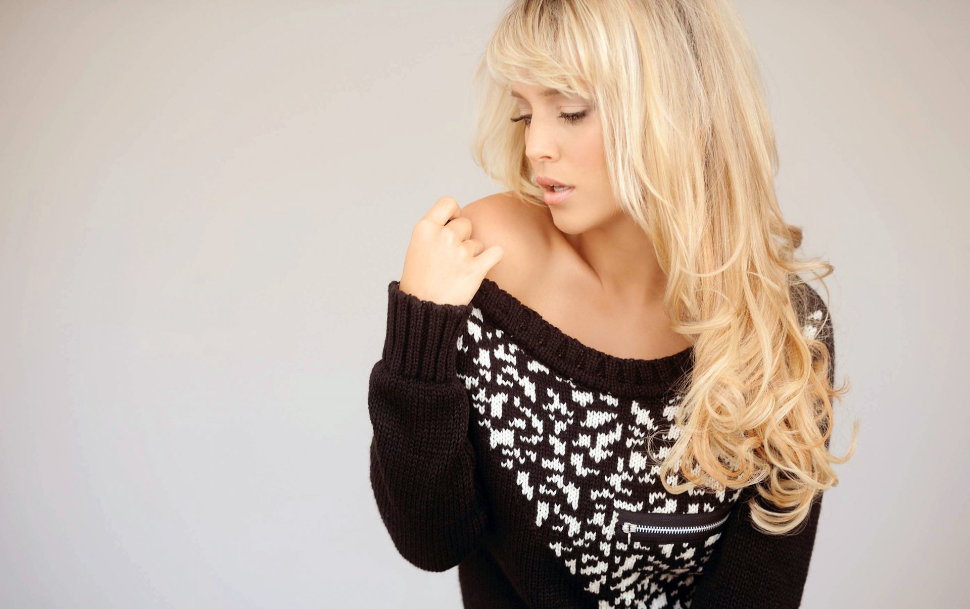 luisana lopilato luisana lopilato actress girl blonde model face hair long curls shoulders sweater black pattern