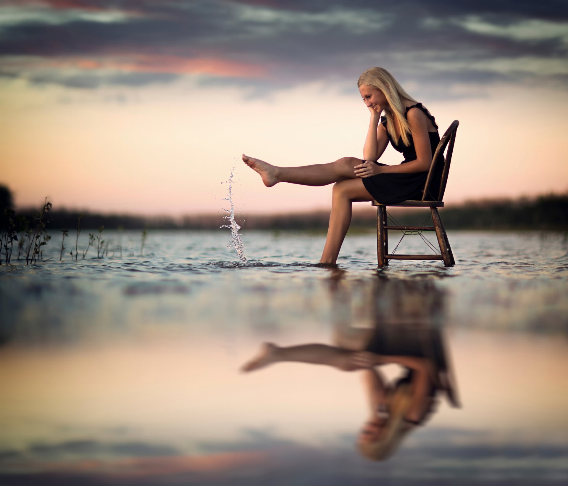 wasser reflexion mädchen stuhl spritzen freude