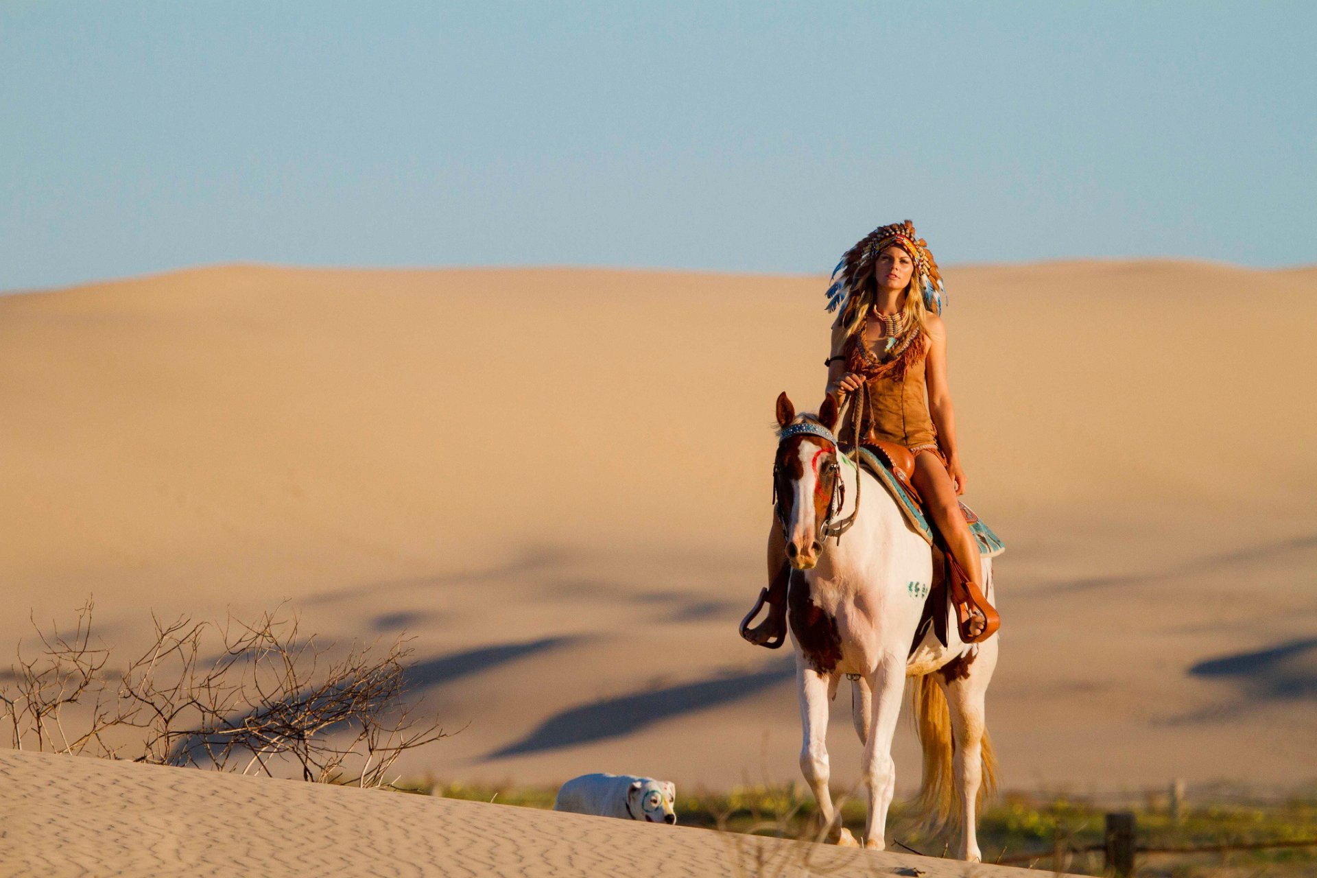 fille coiffe chien cheval cheval désert sable