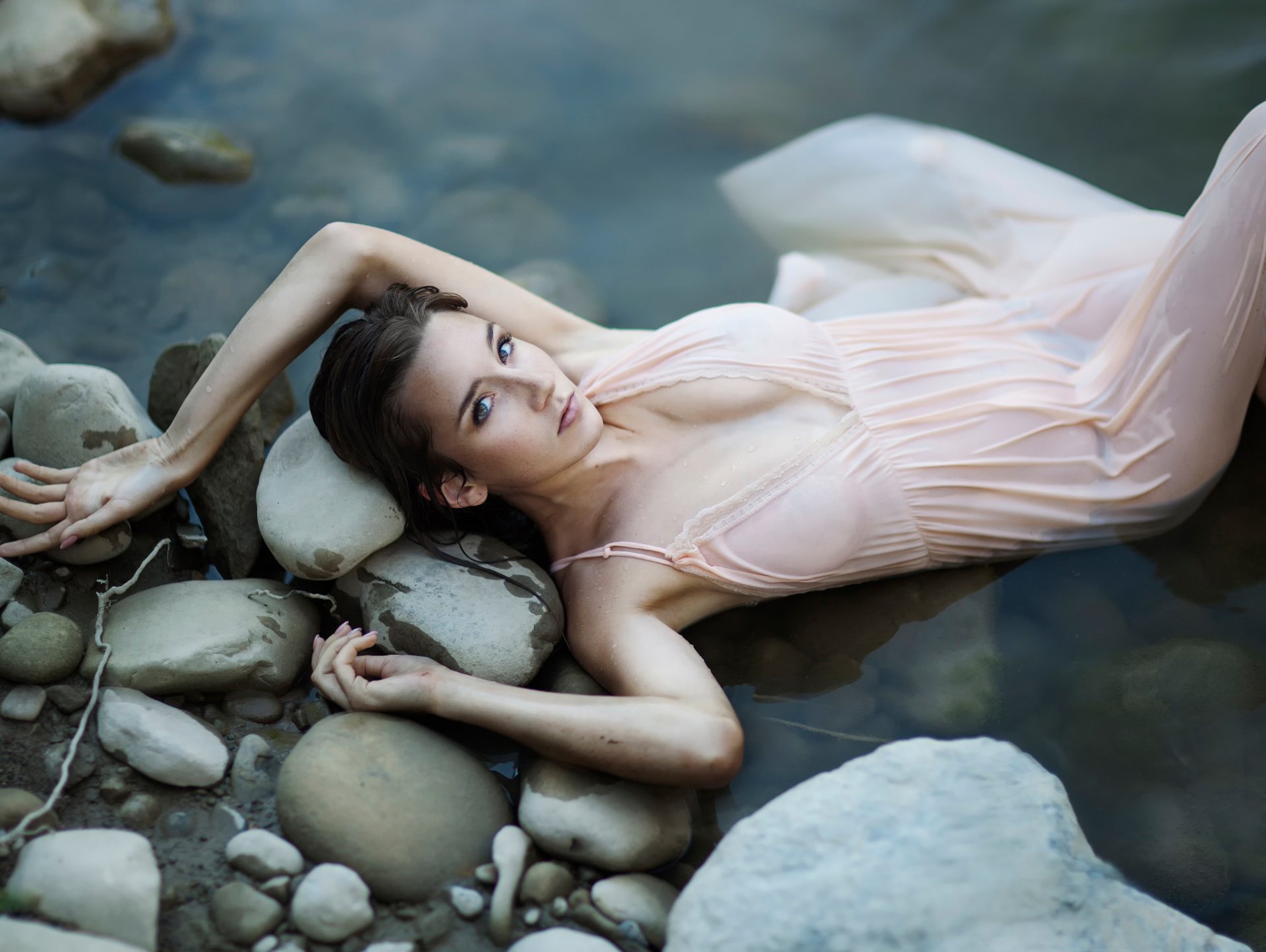 sirenetta ragazza bagnata in acqua