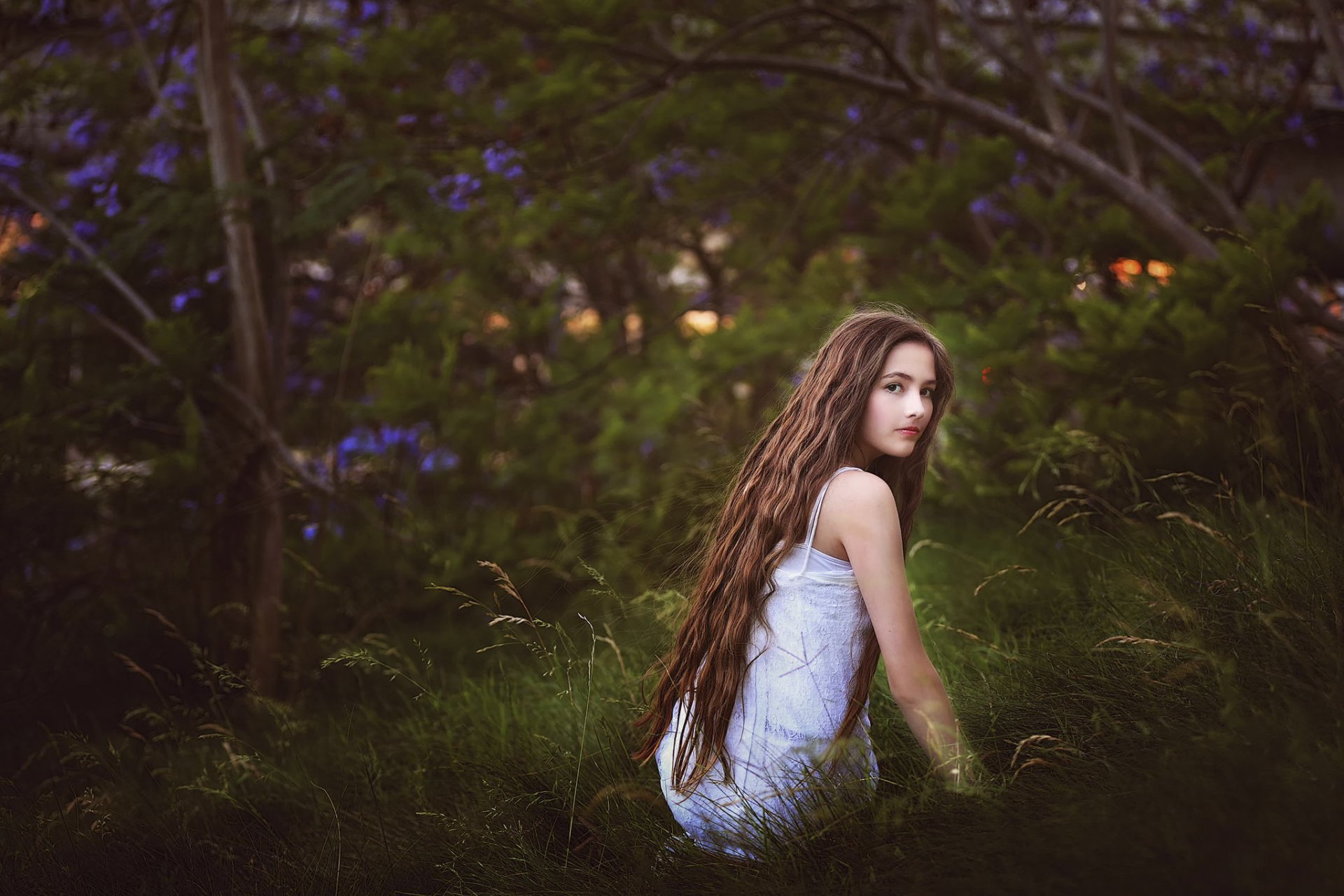 ragazza adolescente capelli lunghi vista natura