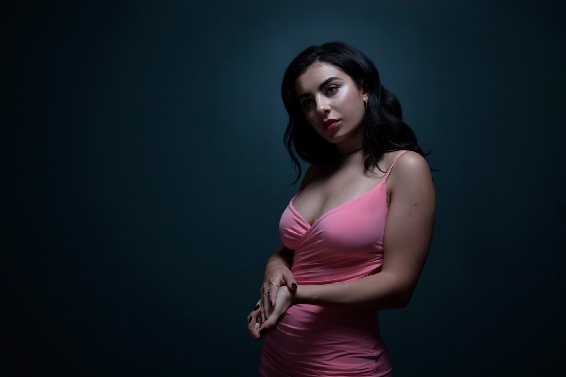 charlie xcx charlotte emma aitchison charlotte emma aitchison chanteuse britannique auteur-compositeur-interprète sinty-pop iheartradio ♪