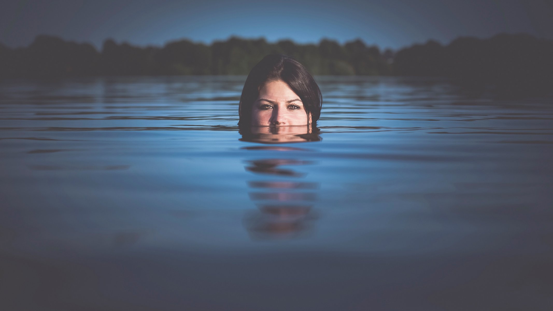 acqua in acqua ragazza nuoto riflessione