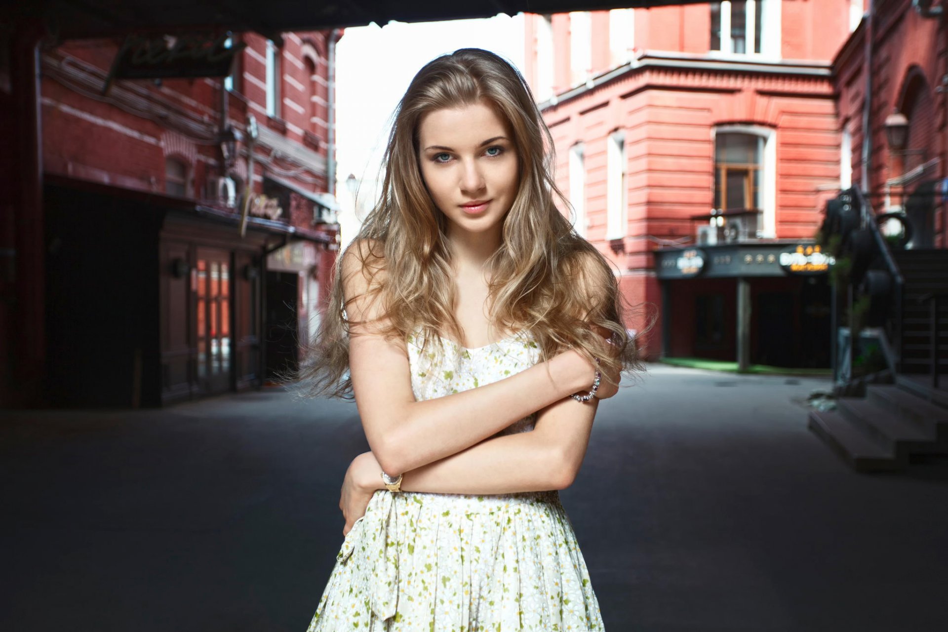 maria porträt blick kleid straße