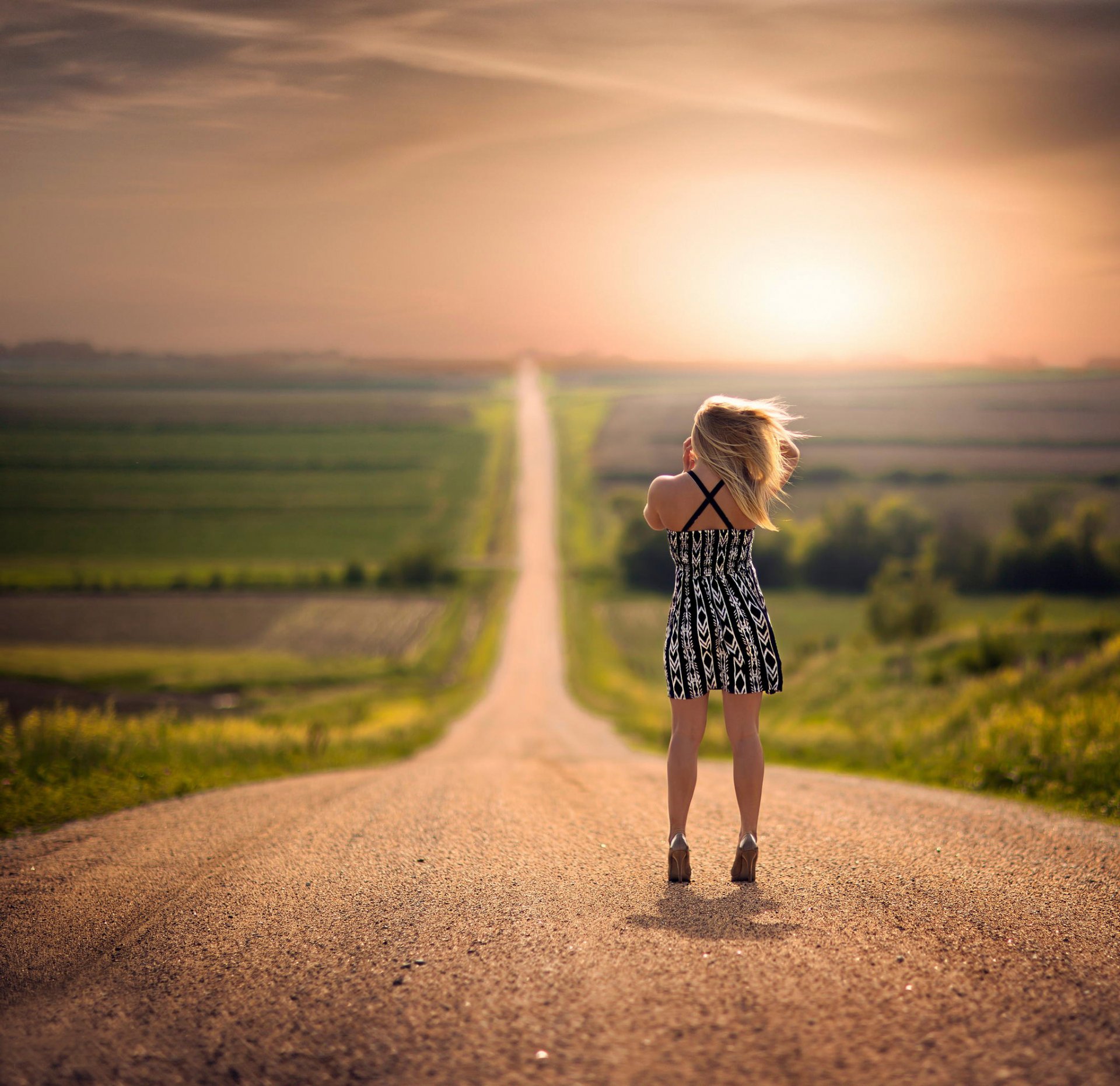 sukienka włosy droga przestrzeń bokeh