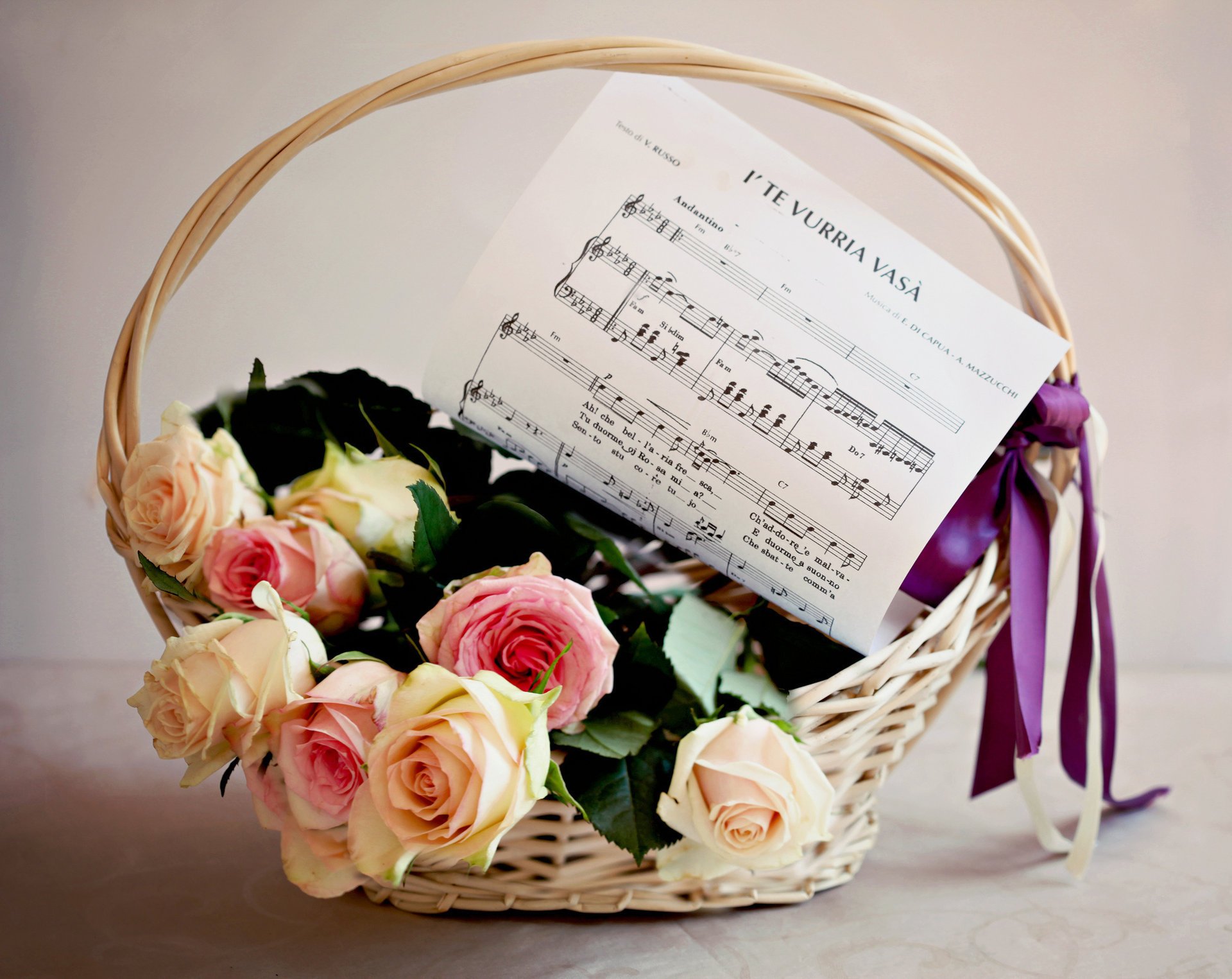 flores ramo flor cesta cesta notas musicales rosas