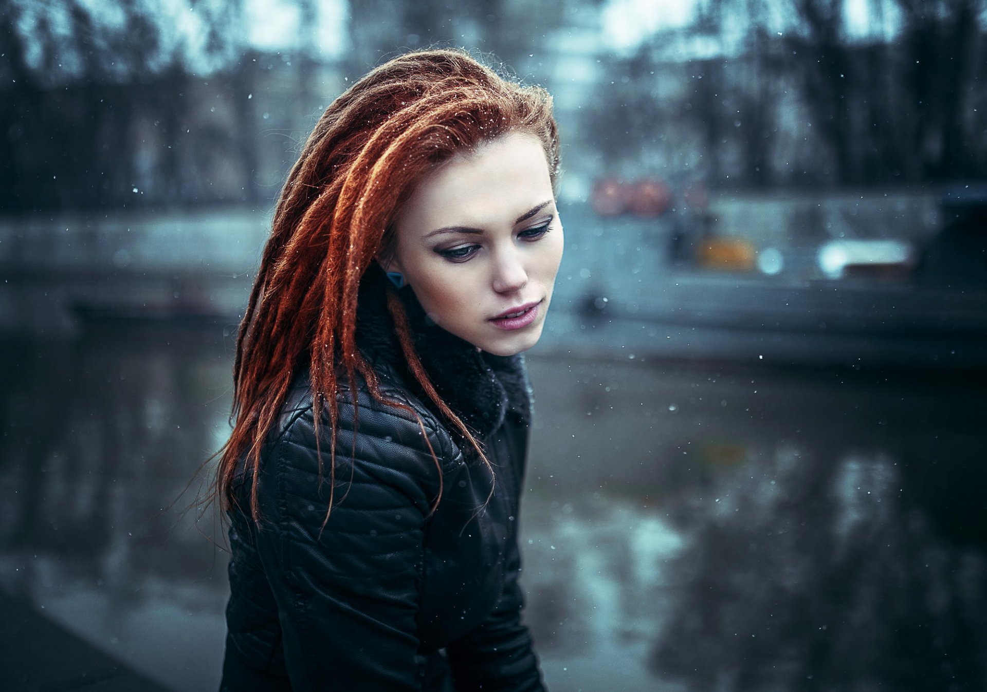 natasha ragazza capelli rossi neve giacca