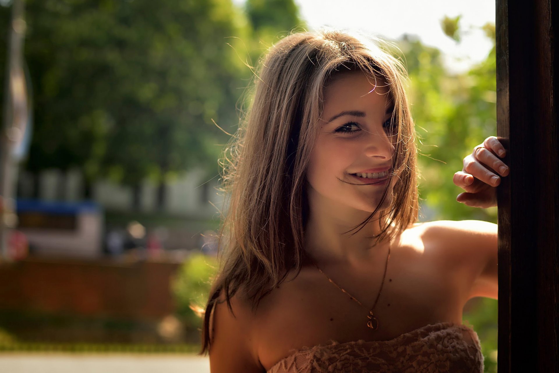 dana porträt lächeln blick bokeh