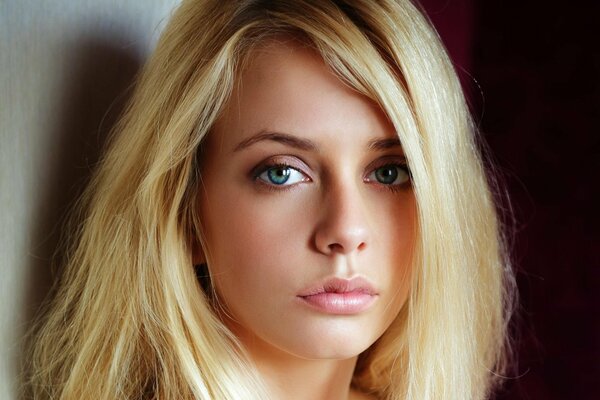 Bionda Jennifer McKay faccia