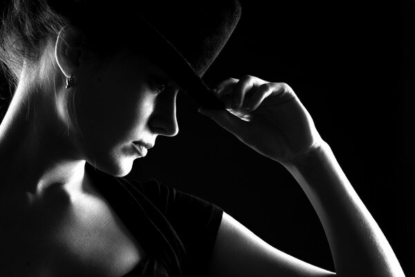Dame noire et blanche au chapeau