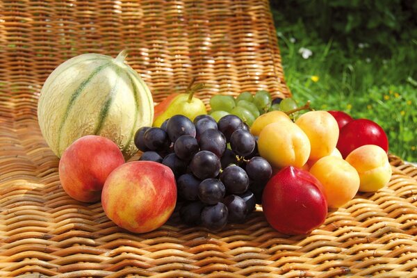 Surtido de frutas y bayas de verano