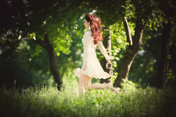 La jeune fille marche volante court sur l herbe